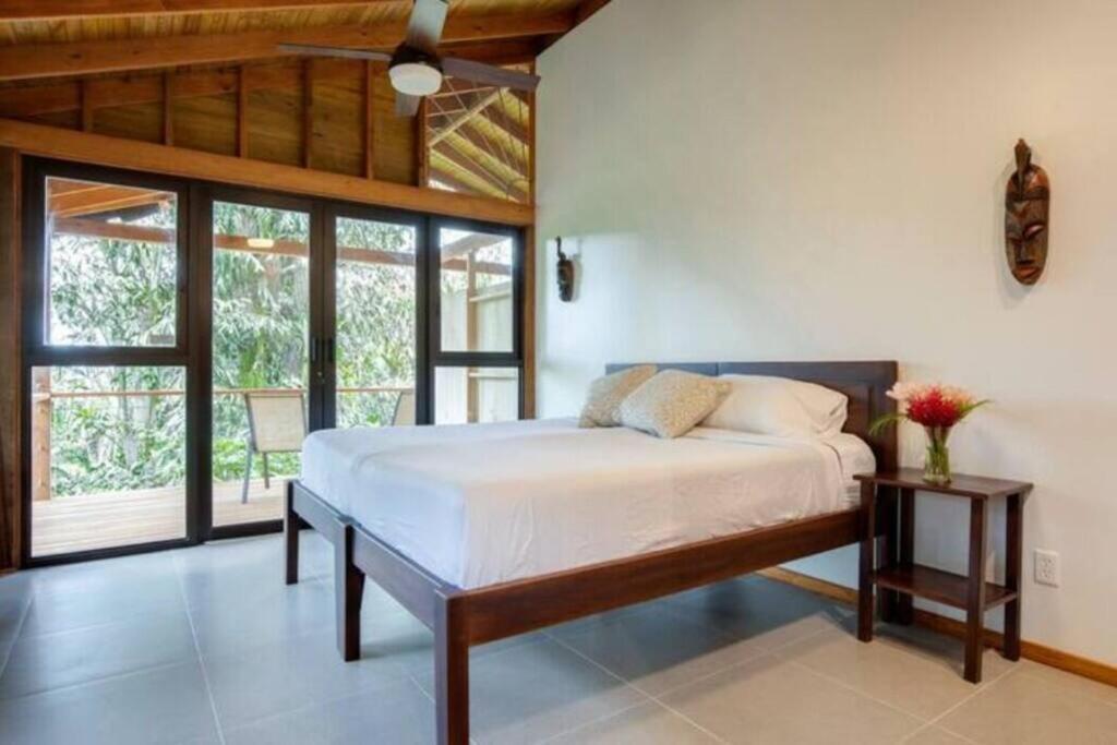 Luxury Villa plus 2 Cabins Rainforest Estate with Pond photo 4