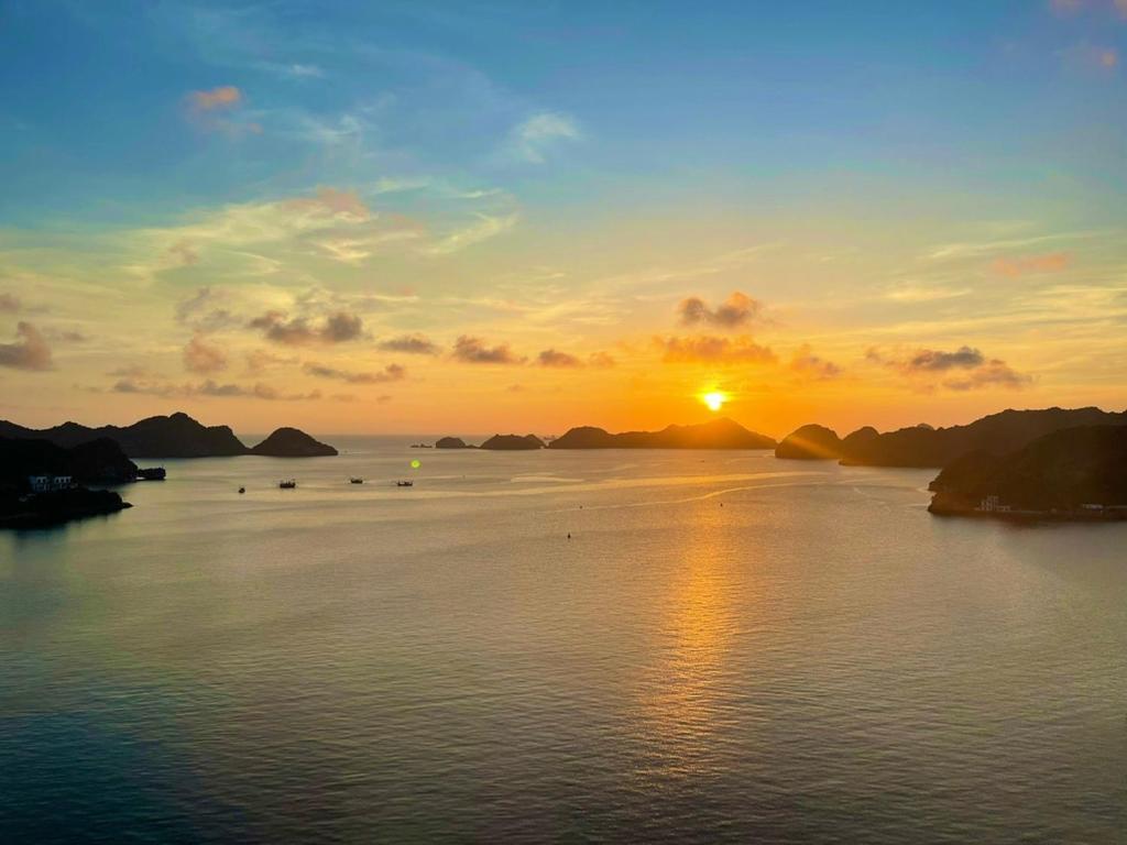 Cat Ba Green Trail Travel