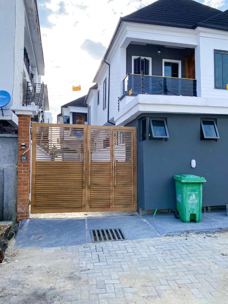 IVYs 4 Bedroom Luxury Entire Apartment Duplex with Wifi in Lekki photo 1