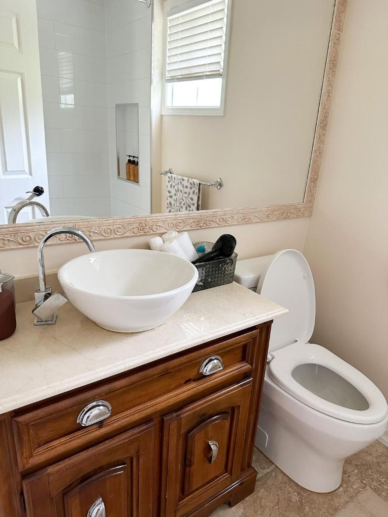 Oakville Retreat - 4 bedroom 5 beds - short walk from the lake photo 3
