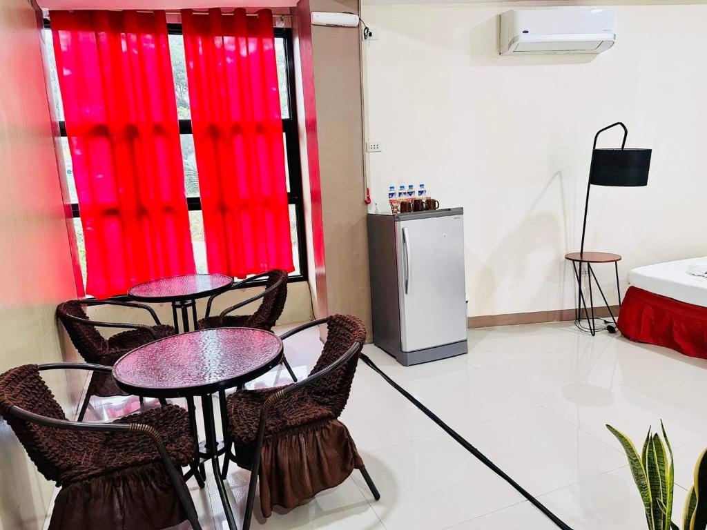 Red Palm Inn studio room with Netflix photo 3
