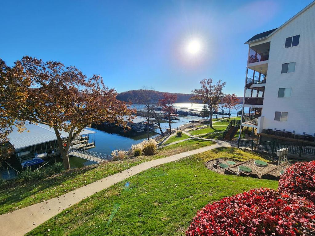 Peaceful 1st floor lakeside condo minutes from Osage Beach and Ozark State Park image