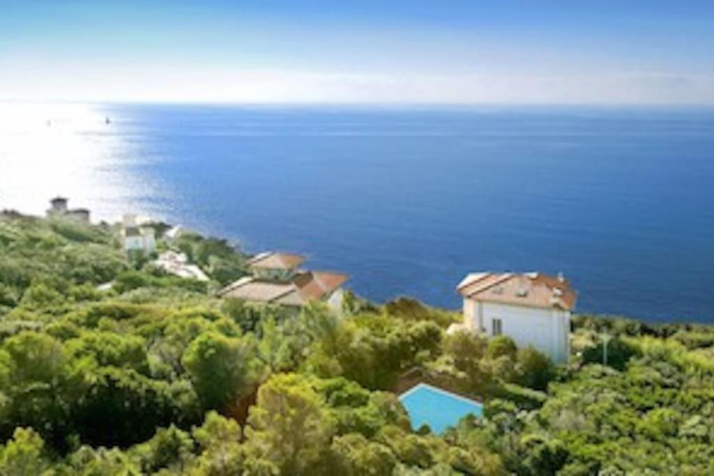 modern eingerichtete Villa mit Pool direkt am Meer photo 1