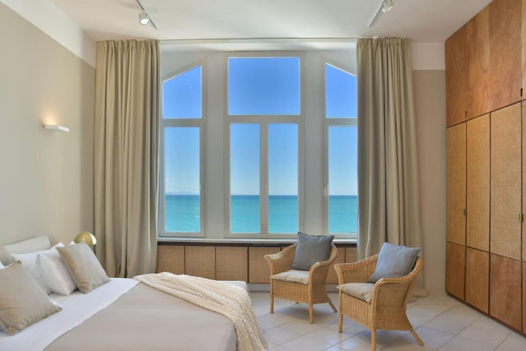 modern eingerichtete Villa mit Pool direkt am Meer photo 2
