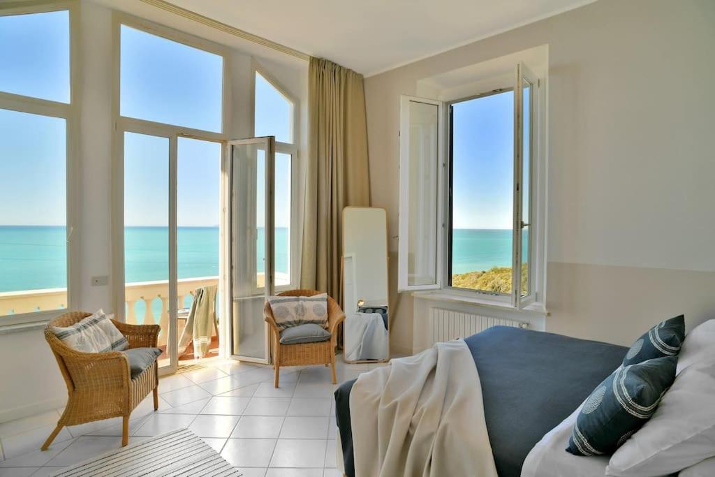 modern eingerichtete Villa mit Pool direkt am Meer photo 3