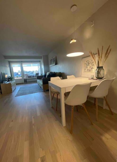 Moderne leilighet med terrasse & gratis parkering photo 1