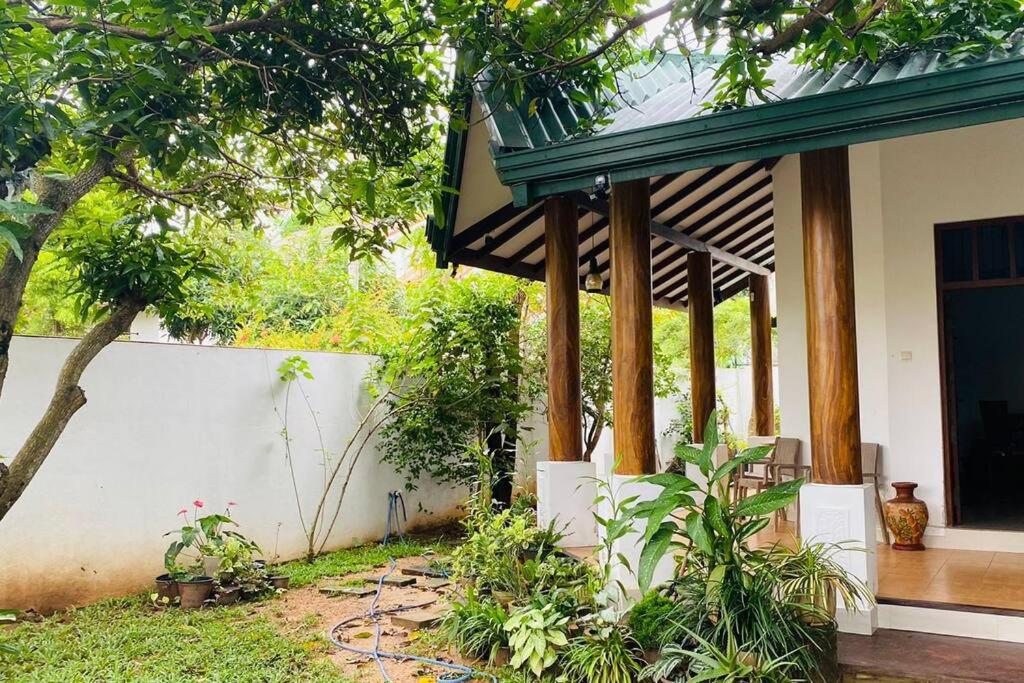 Catherine Villa in Ja Ela near Colombo Airport Expressway Exit photo 4