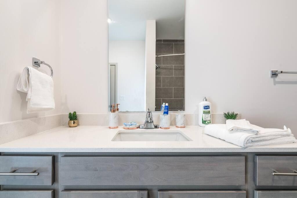 Luxurious One Bedroom Whitestown photo 2