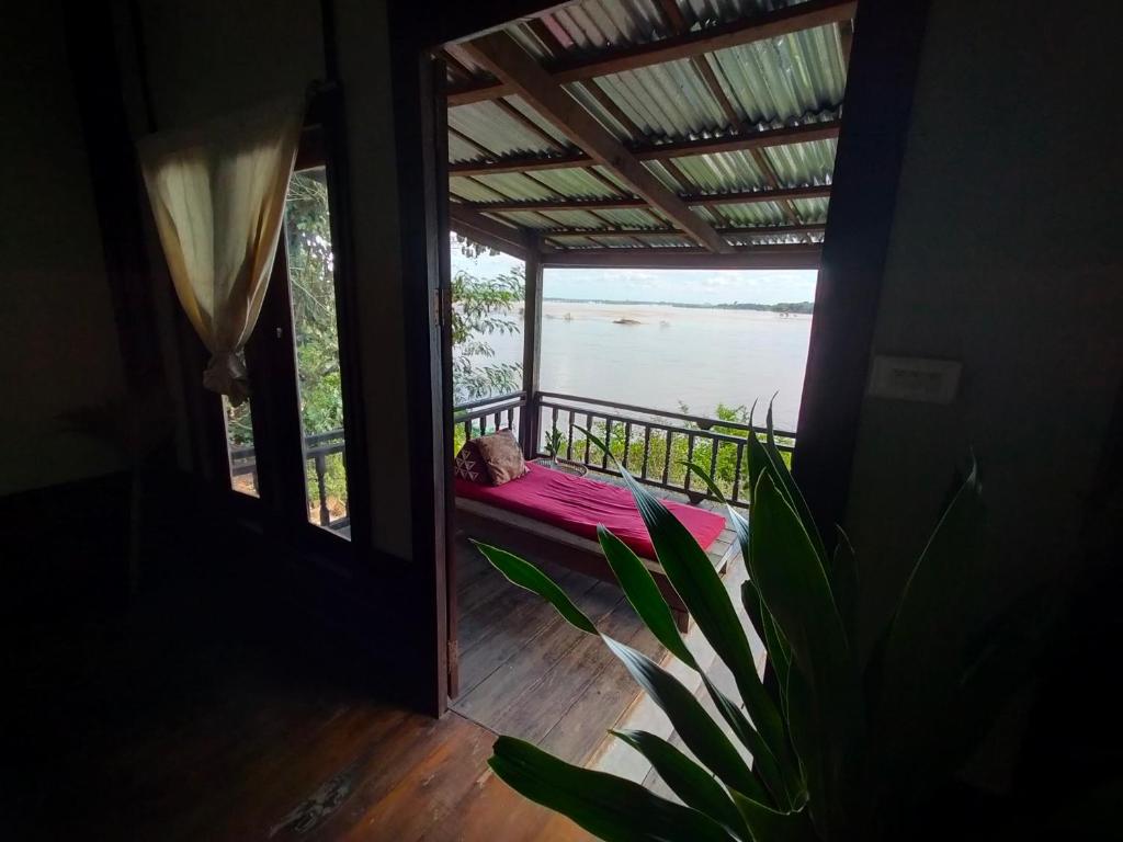 Pomelo Restaurant and Guesthouse's Fishermen Bungalow & A Tammarine Bungalow River Front