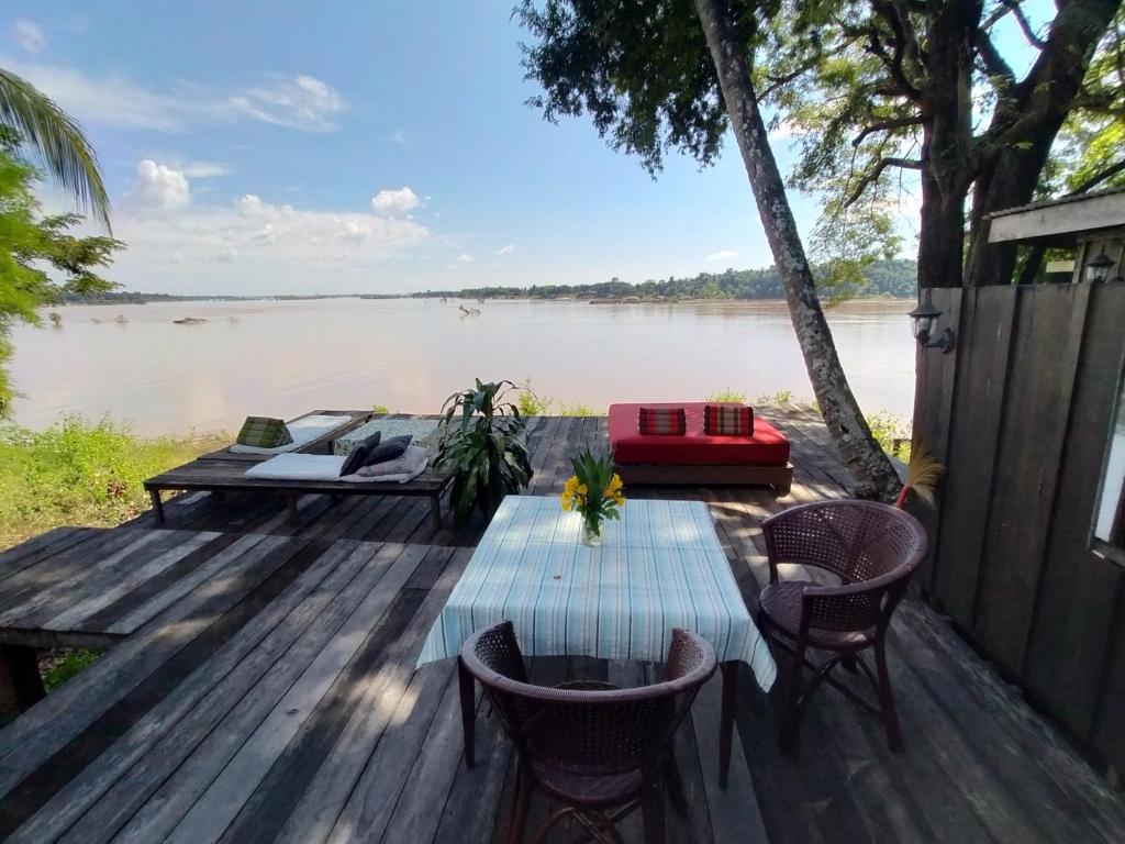 Pomelo Restaurant and Guesthouse's Fishermen Bungalow & A Tammarine Bungalow River Front photo 2