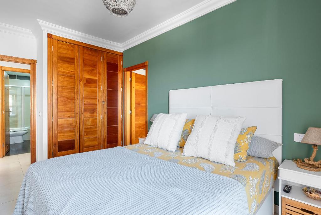 Boutique apartment with BBQ terrace and ocean views photo 3