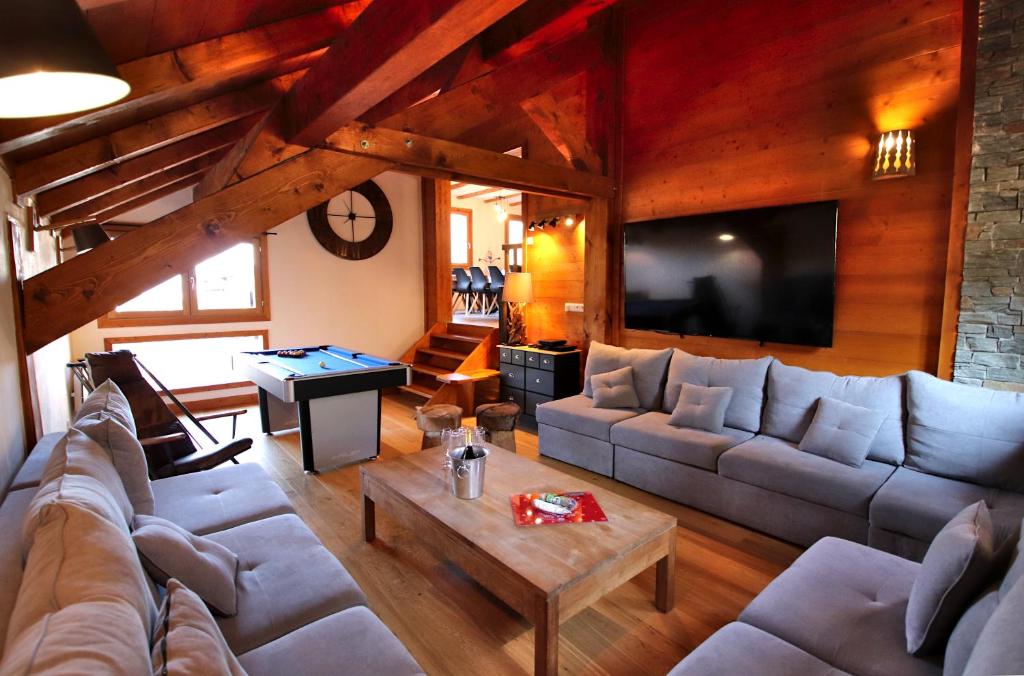 Slope-Side Chalet w/Jacuzzi, Home Cinema, for 16 Guests photo 4