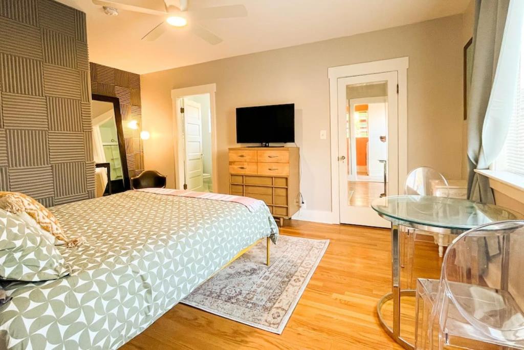 Peaceful 1BR Suite, Yurt and Barn in Cypress Park photo 1
