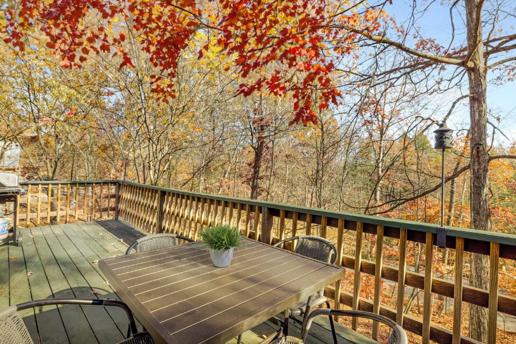 Quiet Wooded Chalet near Bryce w Hot Tub Firepit photo 3
