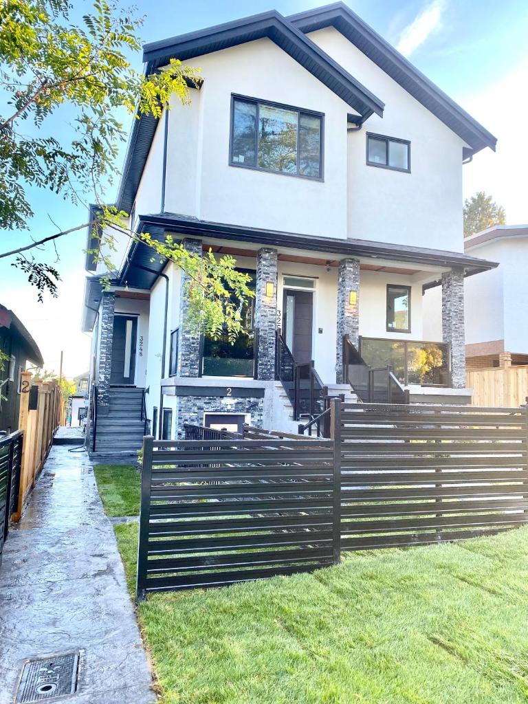 Modern and Brand new house near PNE photo 2