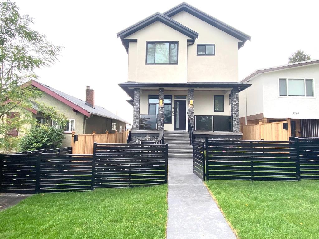 Modern and Brand new house near PNE photo 1