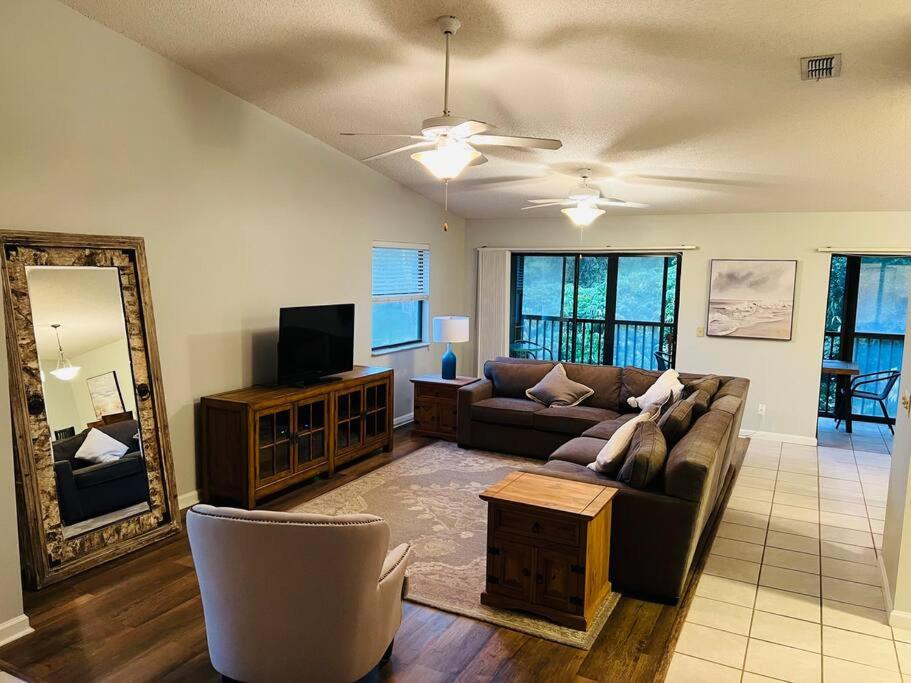 Private Retreat Under Oak Canopy image