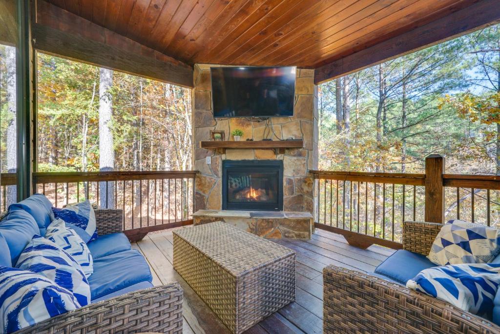 Broken Bow Family Cabin with Fireplace and Hot Tub! photo 1