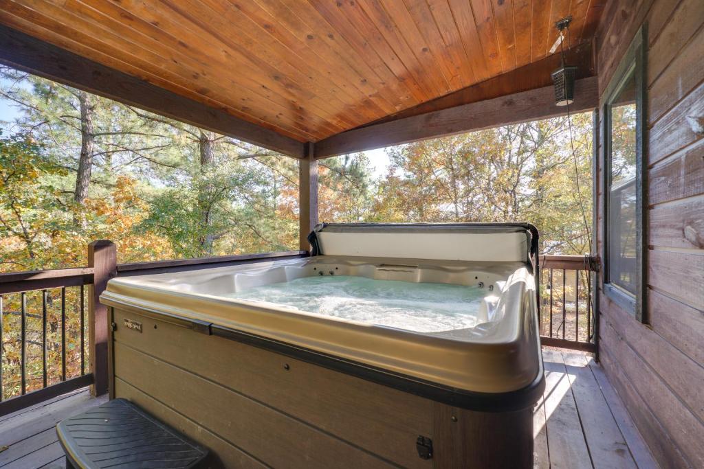 Broken Bow Family Cabin with Fireplace and Hot Tub! photo 2