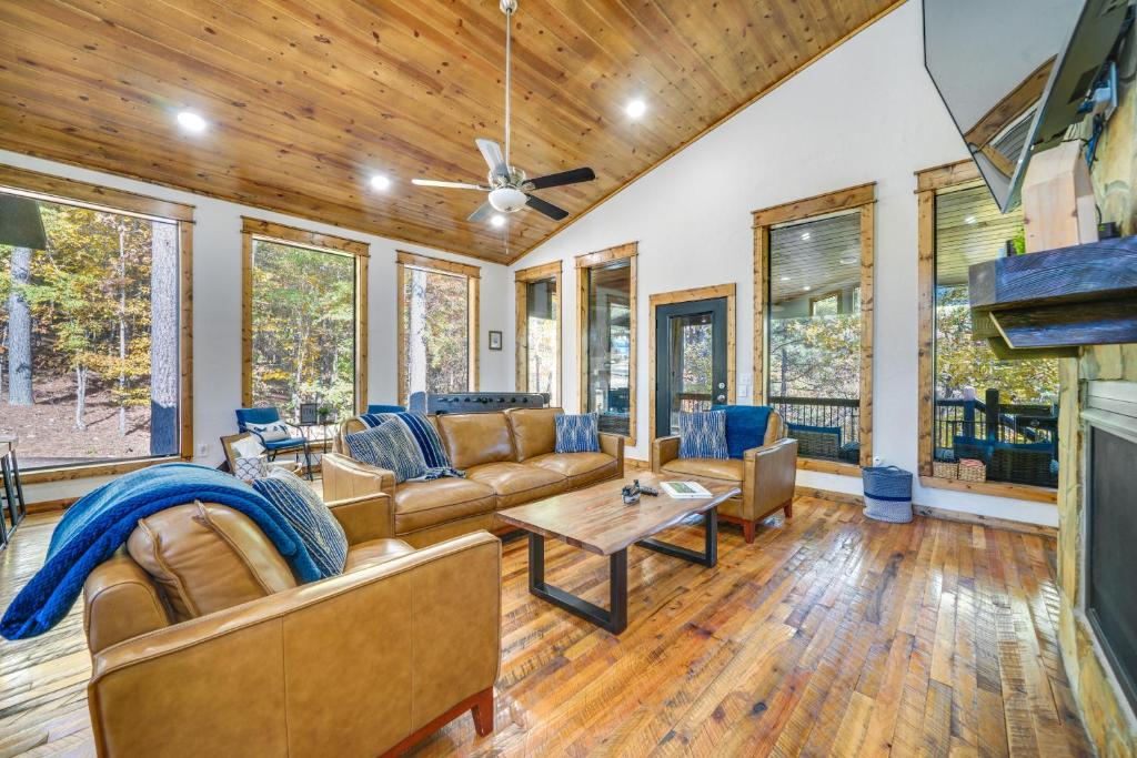 Broken Bow Family Cabin with Fireplace and Hot Tub! photo 3