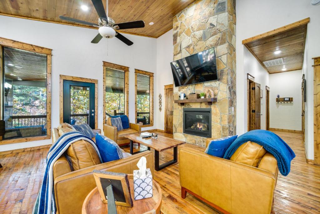 Broken Bow Family Cabin with Fireplace and Hot Tub! photo 4