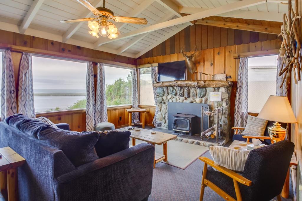 Rustic Coastal Smith River Cottage with Ocean Views! photo 3