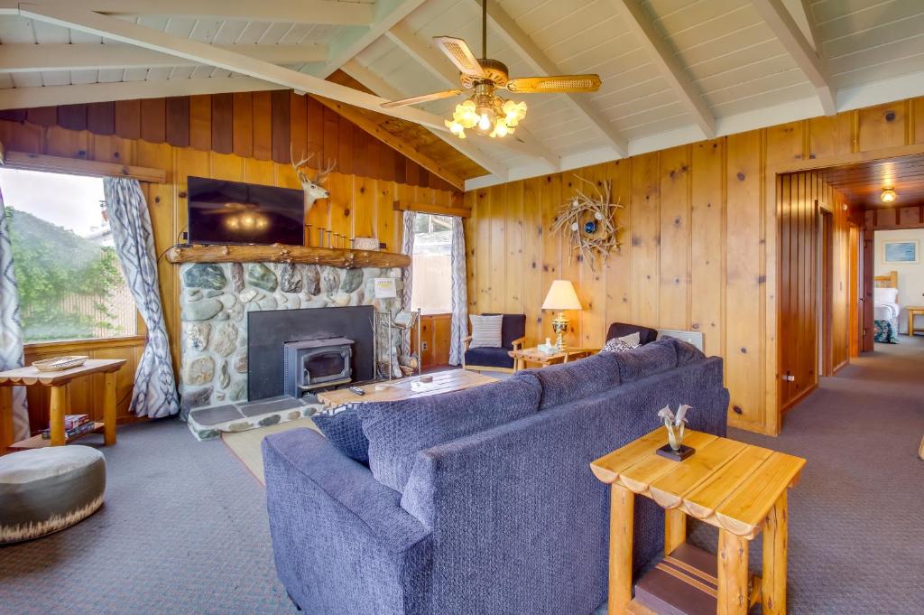 Rustic Coastal Smith River Cottage with Ocean Views! photo 4