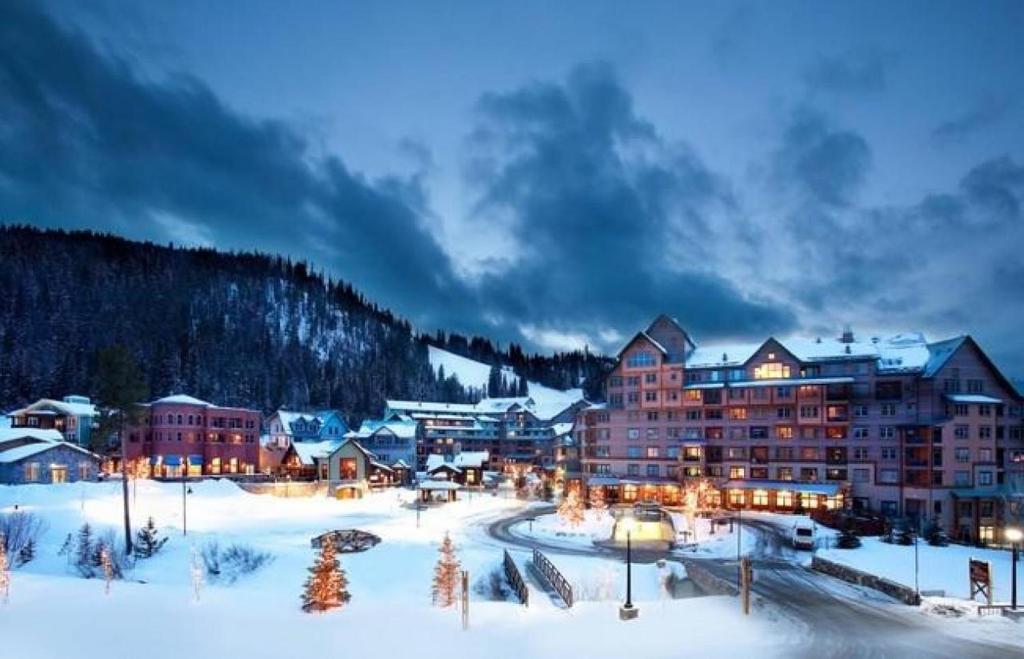 Ski-In Granby Getaway photo 2