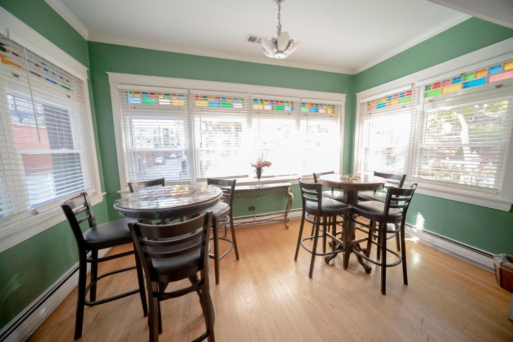 Bootlegger House Sleeps 10-20 Free TV & Parking photo 3