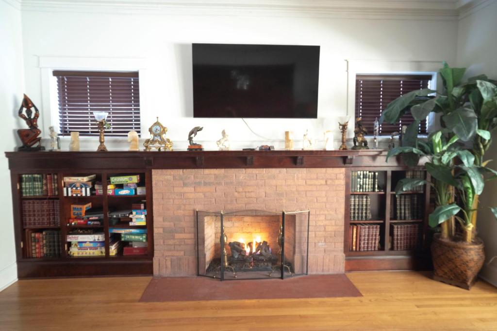Bootlegger House Sleeps 10-20 Free TV & Parking photo 1