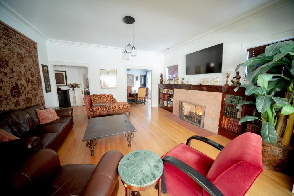 Bootlegger House Sleeps 10-20 Free TV & Parking photo 2