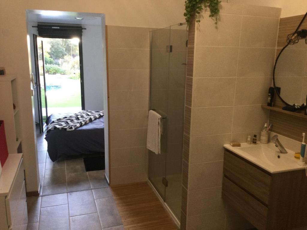 Chambre indépendante avec salle de bain photo 4