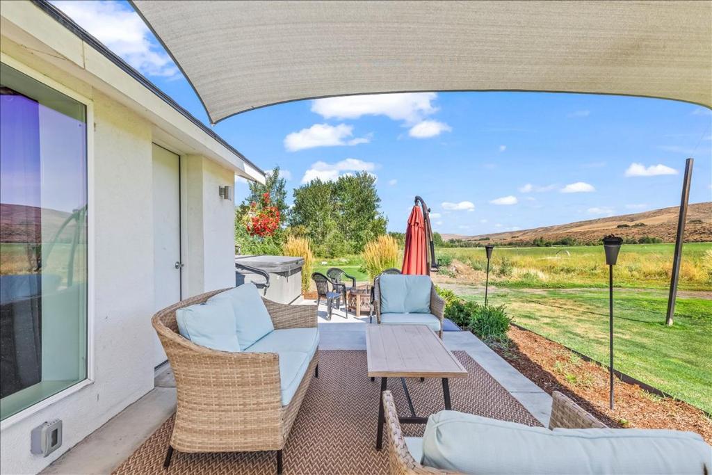 The Ahtanum Cottage - NEW hot tub and great views! photo 3