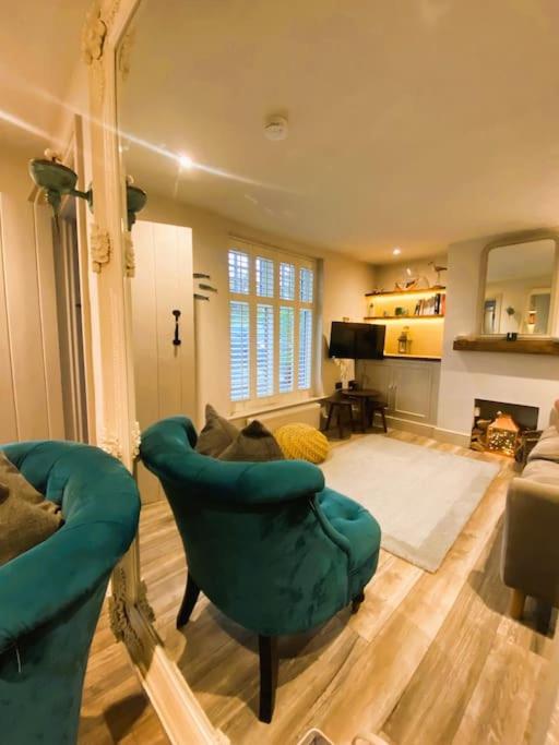 Luxury Coastal Cottage with free parking - 5 mins walk to town & beach