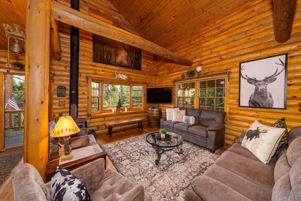 Log Cabin with Private Hot Tub on Wenatchee River! photo 3