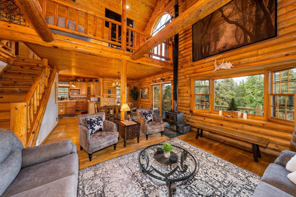 Log Cabin with Private Hot Tub on Wenatchee River! photo 4