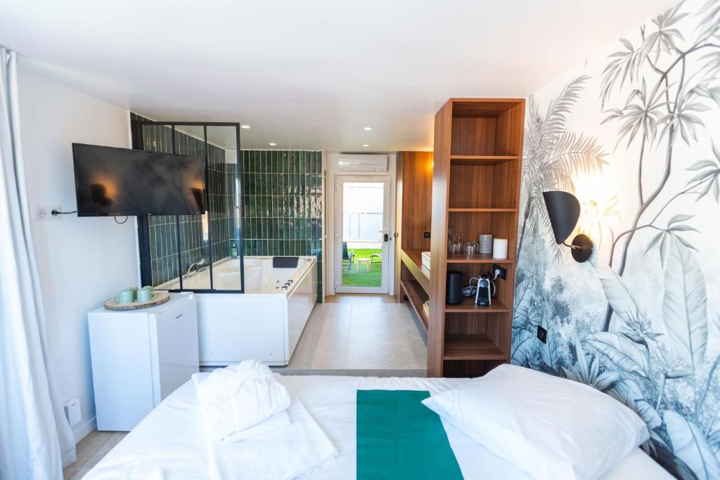 Love Room du Mont d'Or - Baignoire SPA - Minibar offert - Tap to explore photos
