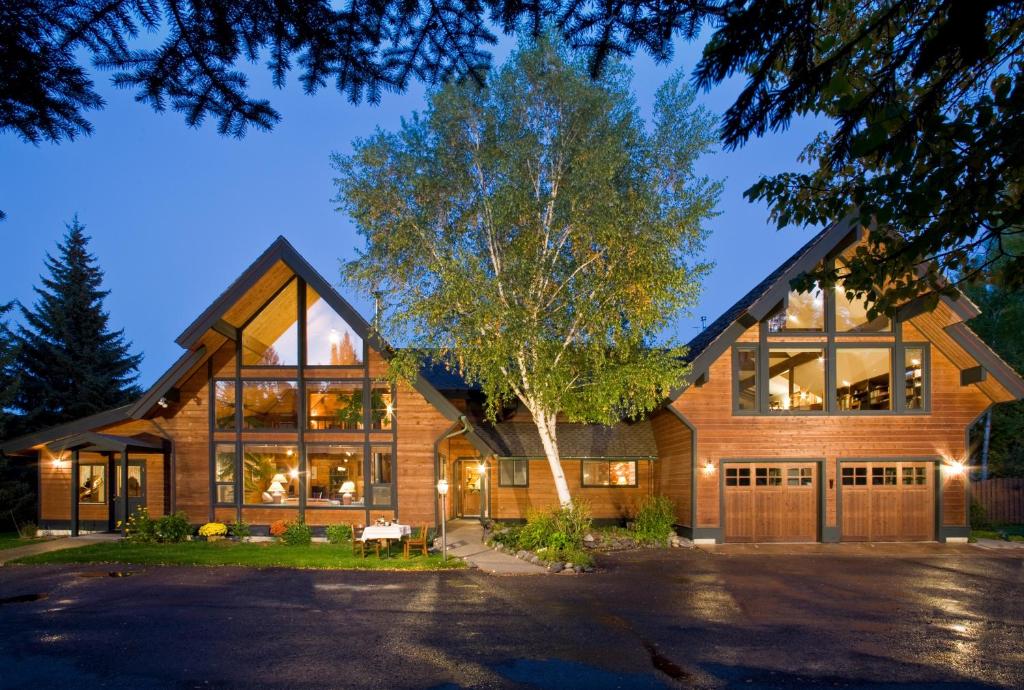 Good Medicine Lodge Bed & Breakfast image
