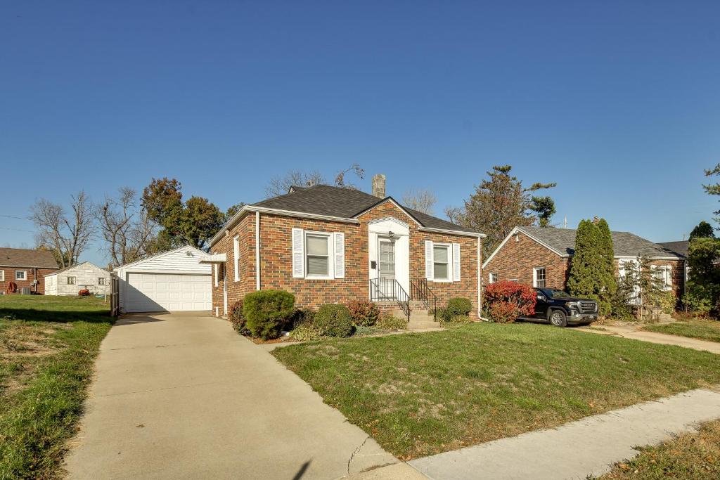 Quaint Cedar Rapids Home, 4 Mi to Downtown! photo 2