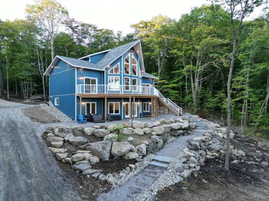 Luxury Waterfront Cottage on Little Doe Lake