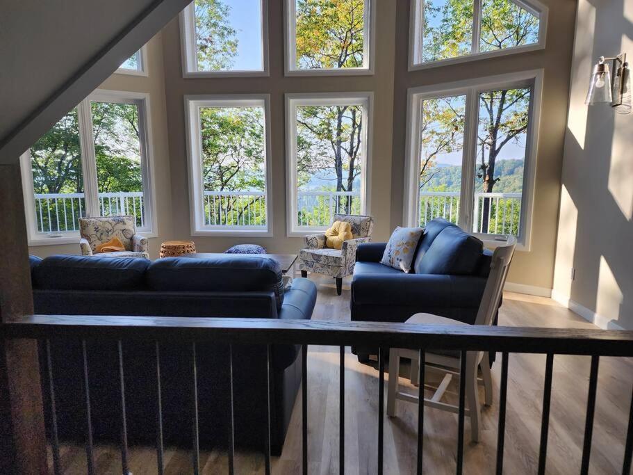 Luxury Waterfront Cottage on Little Doe Lake photo 3