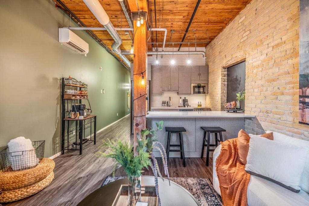 FREE PARKING 5 Star Quiet 2 BR Loft - Central - FULLY Stocked photo 3