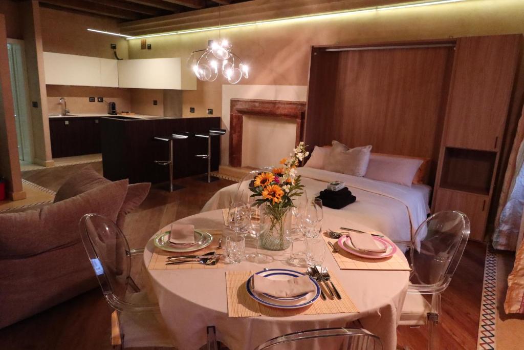 Verona Luxury Flats Piazza Erbe, floor 3 - Tap to explore photos