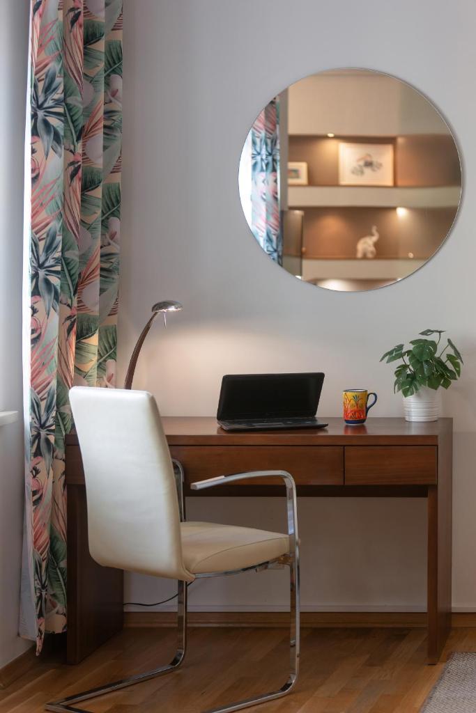 Cosy Apartment with Parking in the city centre Warszawa by Renters photo 4