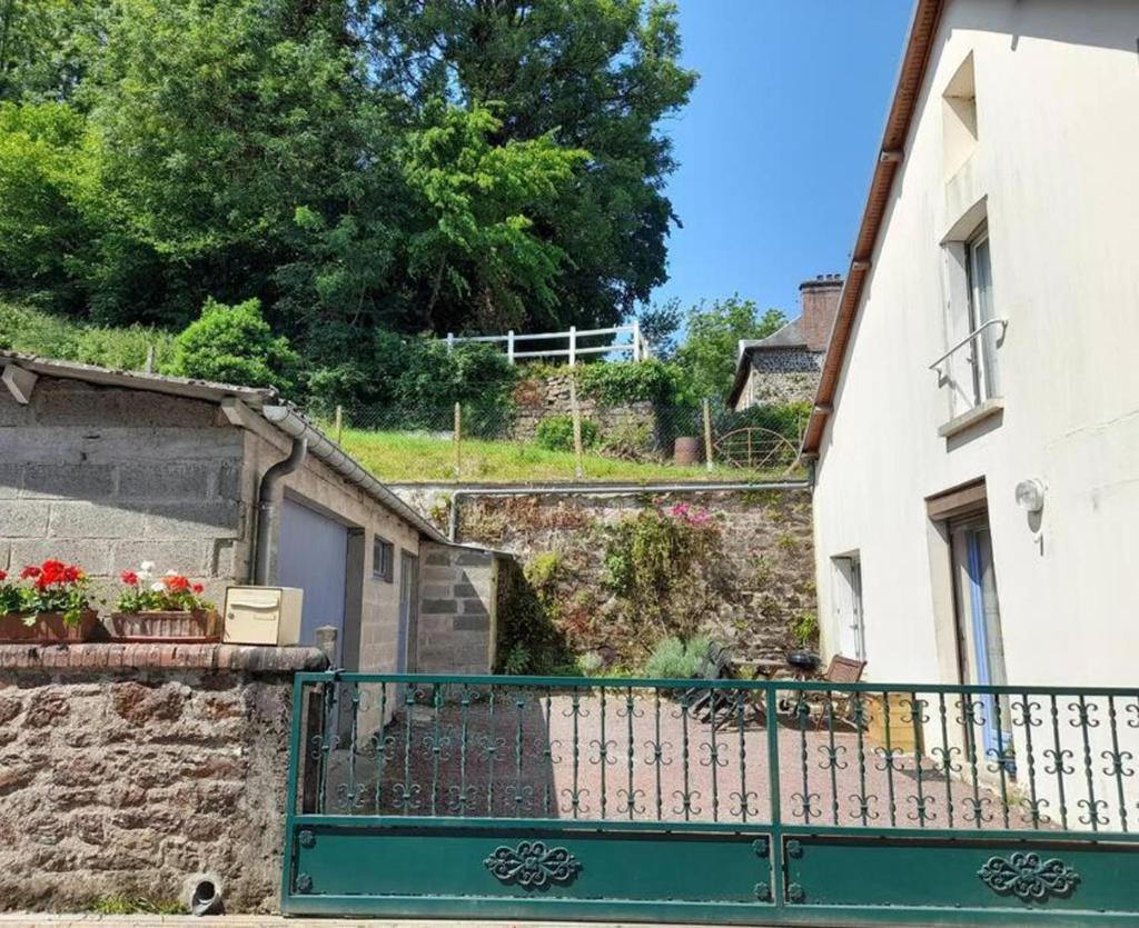 Chez Pauline, Gavray. House with secure parking, Wi-Fi & garage. photo 1