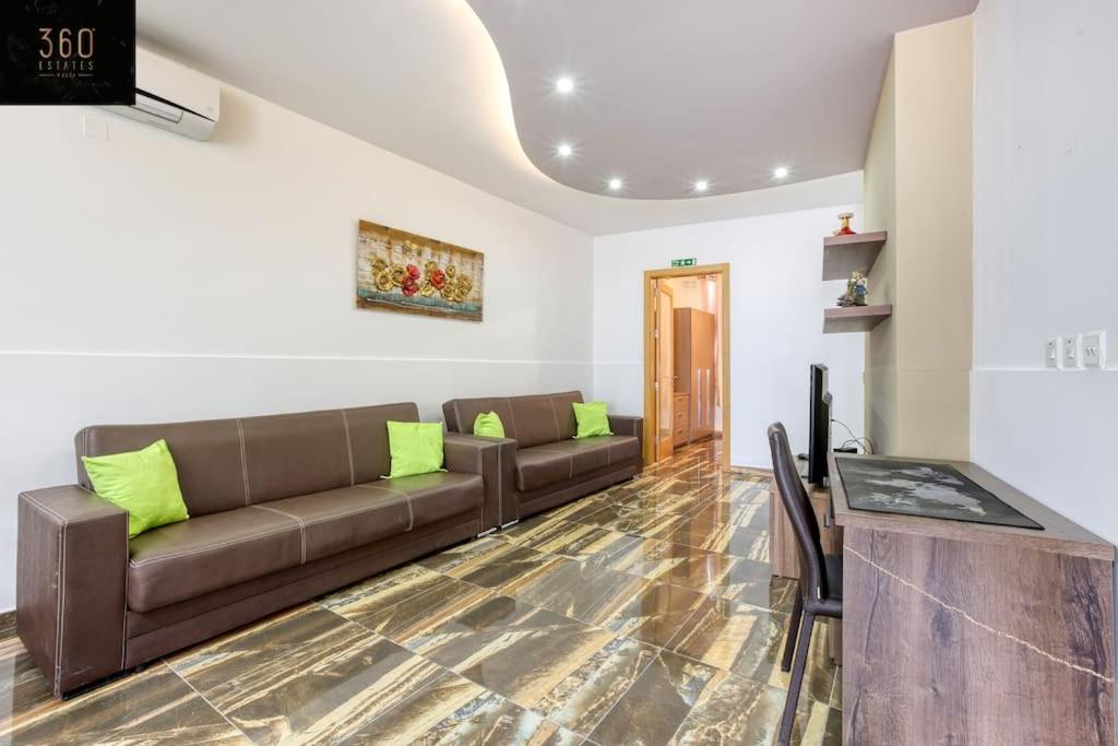 A lovely 4BR home with private POOL & BBQ by 360 Estates photo 1
