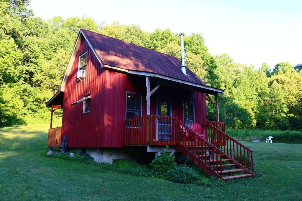 Secluded Cabin on Red Haven Farm