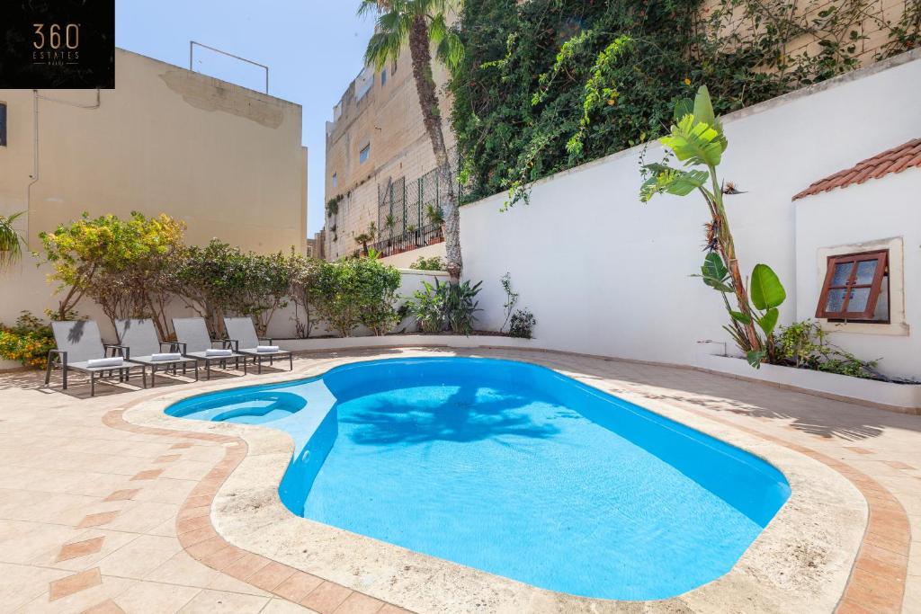 Bungalow villa with SUPER POOL AREA with WIFI & AC by 360 Estates photo 3