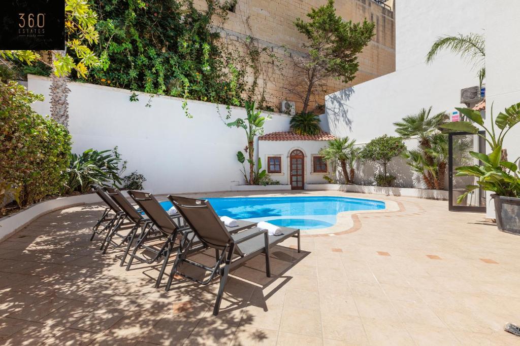 Bungalow villa with SUPER POOL AREA with WIFI & AC by 360 Estates