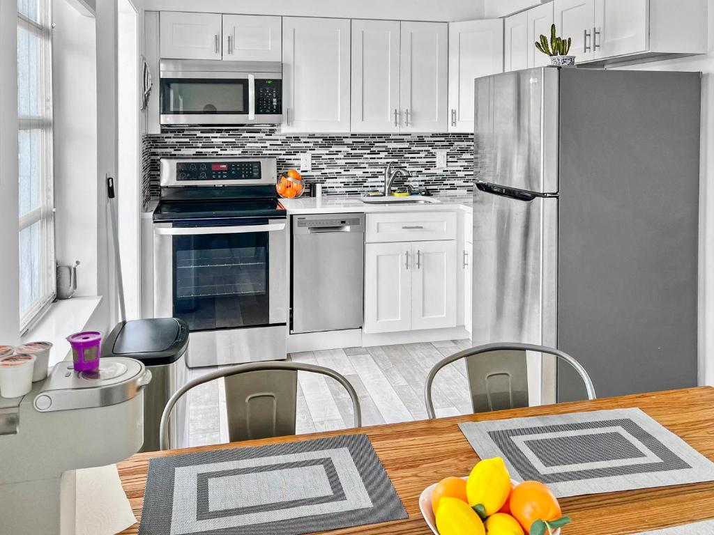 Tropical 2-Bedroom 1-Bath Private Key West-like Home Close To Beach photo 2
